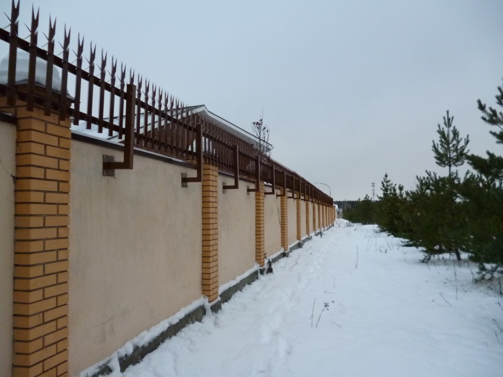 Высокий забор на частной территории